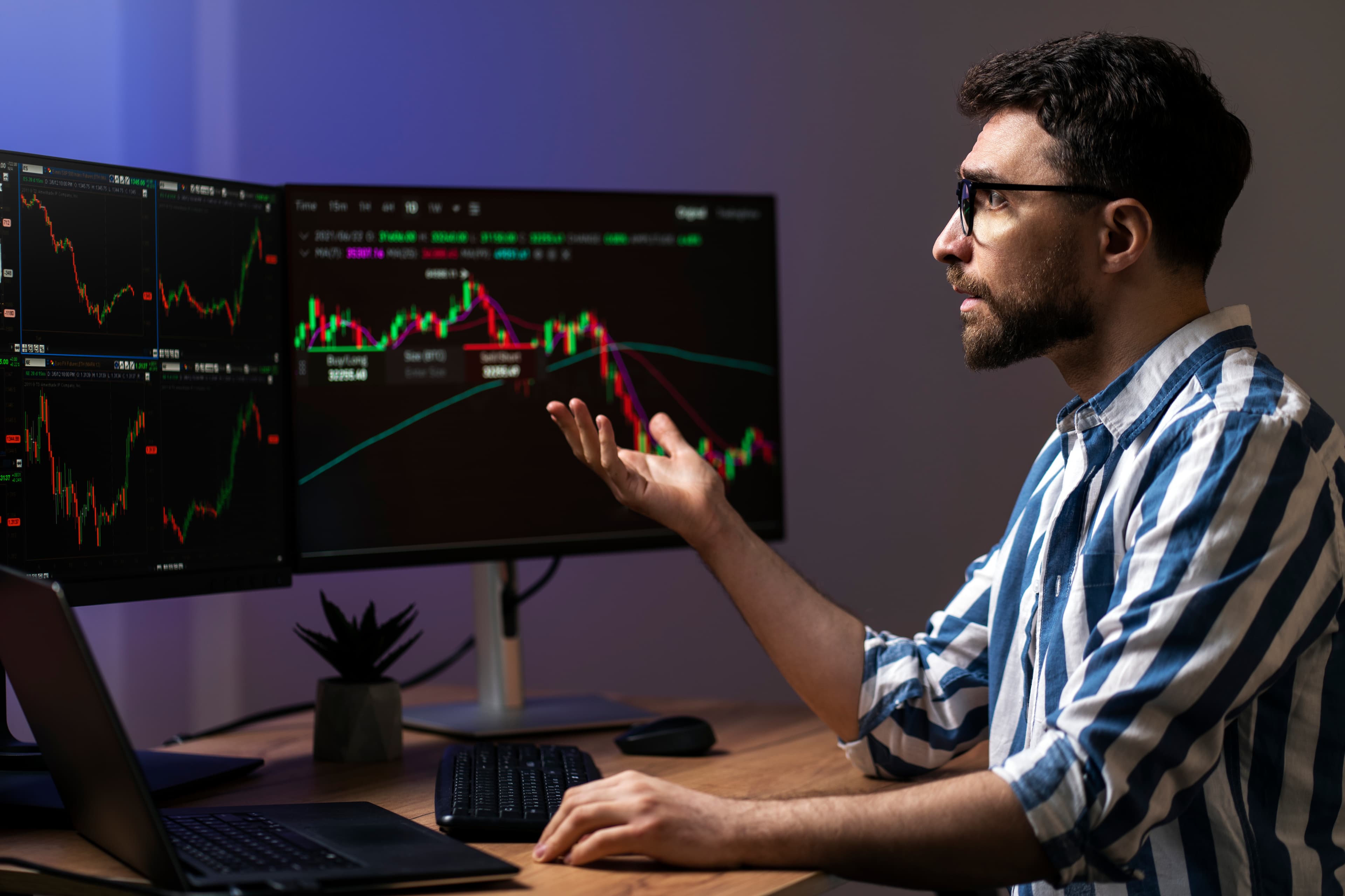 Trader analizando estrategia en monitores para cumplir la consistency rule de la prueba de fondeo